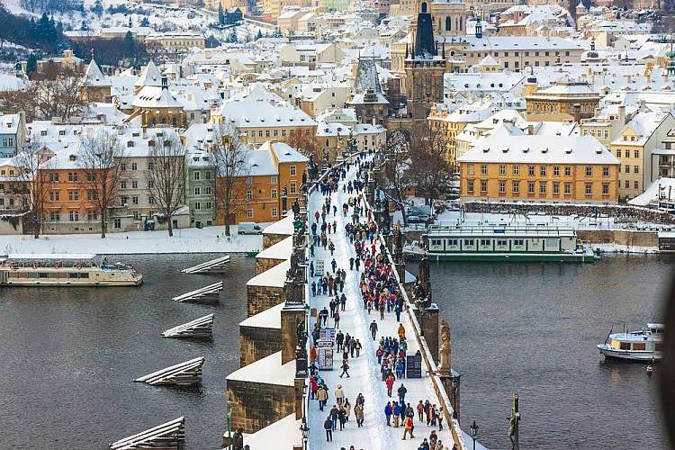 Praga con la neve
